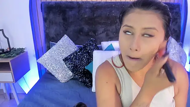 Karlagonzales  online show from April 15, 7:58 pm