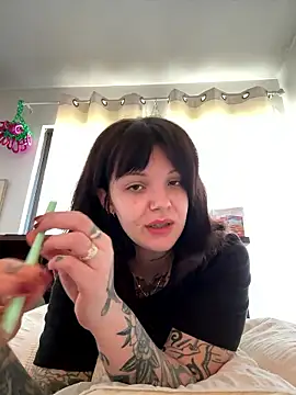 Snapshot of SweetMaisie chatting on January 15, 6:44 pm SweetMaisie online show from January 15, 6:44 pm