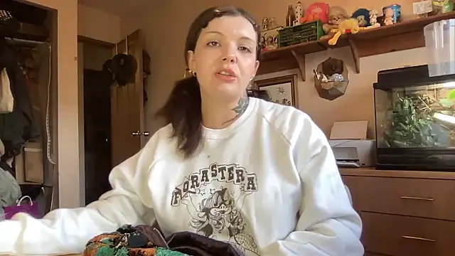 Snapshot of SweetMaisie chatting on February 6, 12:59 am SweetMaisie online show from February 6, 12:59 am