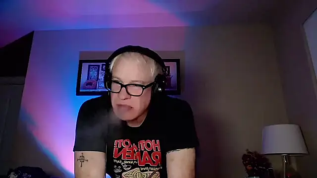 Snapshot of Snarfle82 chatting on November 9, 10:57 am Snarfle82 online show from November 9, 10:57 am