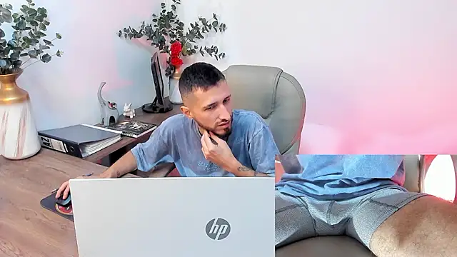 Snapshot of sam_bisex chatting on February 25, 3:05 am sam bisex online show from February 25, 3:05 am