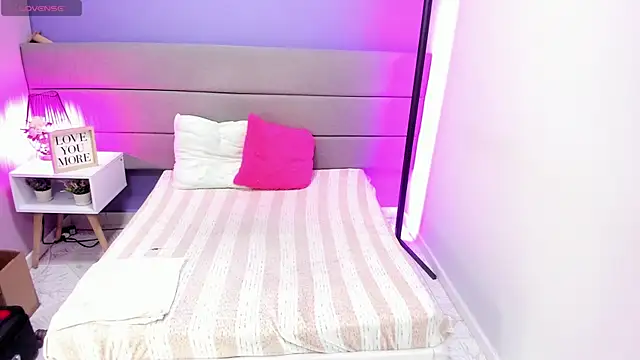 Ashleyyrobert online show from December 17, 7:53 pm