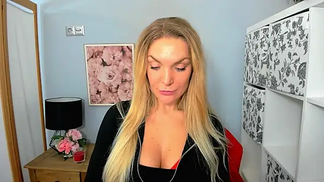 AulloraHoney online show from December 15, 7:10 pm