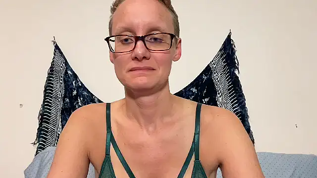 Snapshot of LeahWilde chatting on January 3, 1:59 am LeahWilde online show from January 3, 1:59 am