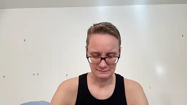 Snapshot of LeahWilde chatting on February 5, 3:42 pm LeahWilde online show from February 5, 3:42 pm