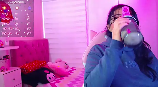 Snapshot of Vannessa__Shy chatting on December 13, 9:20 pm Vannessa Shy online show from December 13, 9:20 pm