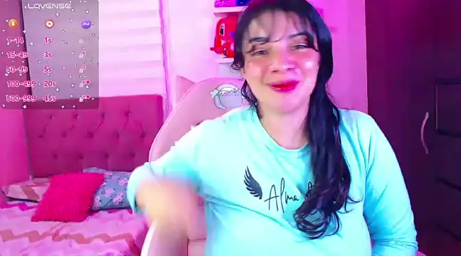 Snapshot of Vannessa__Shy chatting on January 18, 12:35 am Vannessa Shy online show from January 18, 12:35 am