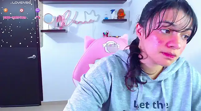 Snapshot of Vannessa__Shy chatting on February 5, 4:25 pm Vannessa Shy online show from February 5, 4:25 pm