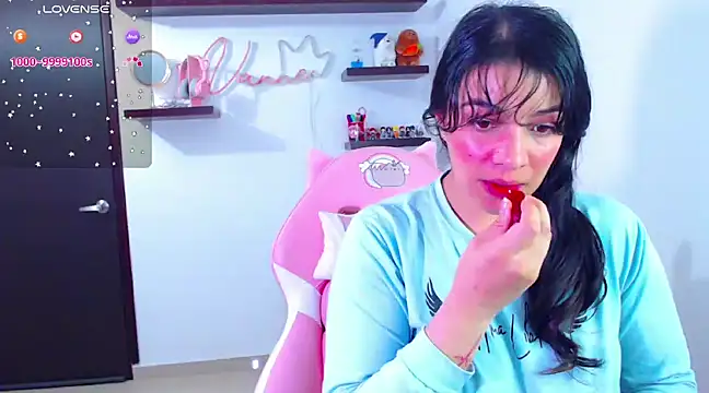 Snapshot of Vannessa__Shy chatting on February 6, 10:53 pm Vannessa Shy online show from February 6, 10:53 pm