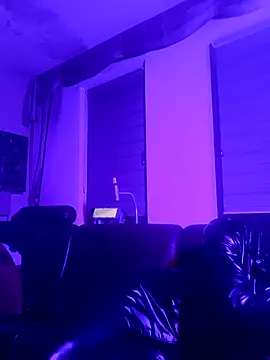 Snapshot of Crystalbitchx chatting on December 6, 12:34 am Crystalbitchx online show from December 6, 12:34 am