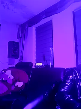 Snapshot of Crystalbitchx chatting on December 16, 1:21 am Crystalbitchx online show from December 16, 1:21 am