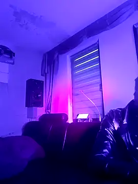 Snapshot of Crystalbitchx chatting on February 27, 6:40 am Crystalbitchx online show from February 27, 6:40 am