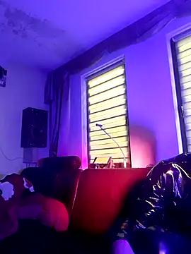 Snapshot of Crystalbitchx chatting on March 9, 7:23 am Crystalbitchx online show from March 9, 7:23 am