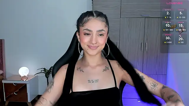 Snapshot of Lizzie_corner_v chatting on February 3, 2:53 am Lizzie corner v online show from February 3, 2:53 am