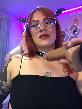 Luna Paris  online show from February 28, 12:10 am