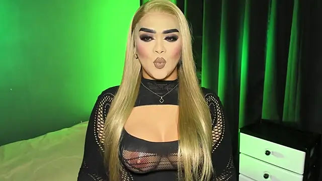 Snapshot of VictoriaEliz chatting on February 9, 1:20 am VictoriaEliz online show from February 9, 1:20 am