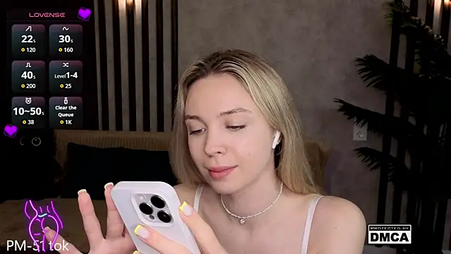Snapshot of Holl1Would chatting on April 25, 7:33 am Holl1Would online show from April 25, 7:33 am