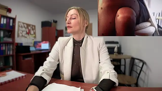 legsLONG online show from December 17, 8:01 am