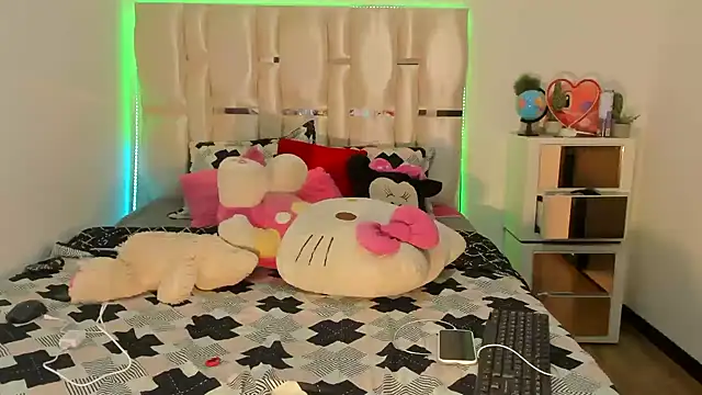 viioolleettaa online show from December 13, 9:30 pm