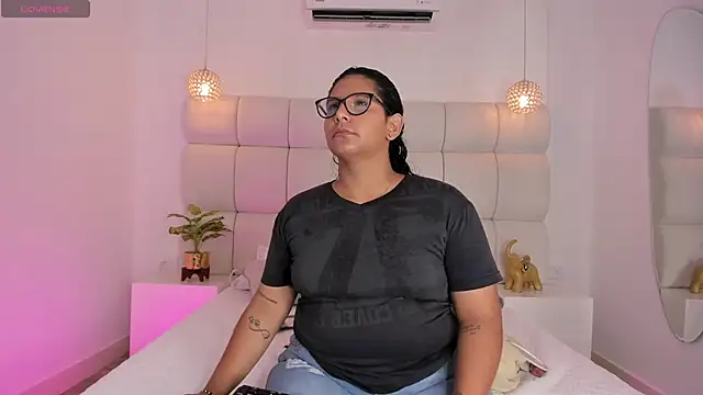 DanielleEvans  online show from September 27, 11:26 am