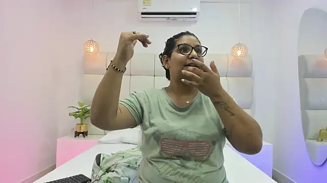 DanielleEvans  online show from October 3, 11:18 am