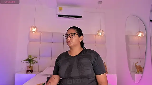 DanielleEvans  online show from November 8, 11:21 am