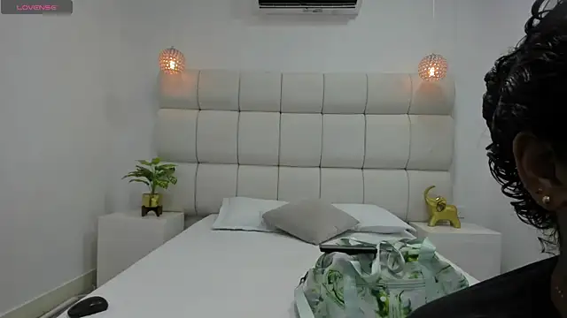 DanielleEvans  online show from November 11, 11:21 am