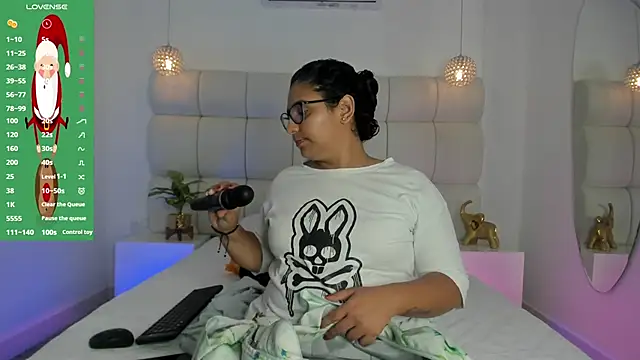 DanielleEvans  online show from November 26, 11:22 am