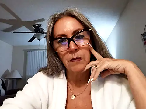 Snapshot of EvaRobinson chatting on February 25, 12:03 am EvaRobinson online show from February 25, 12:03 am