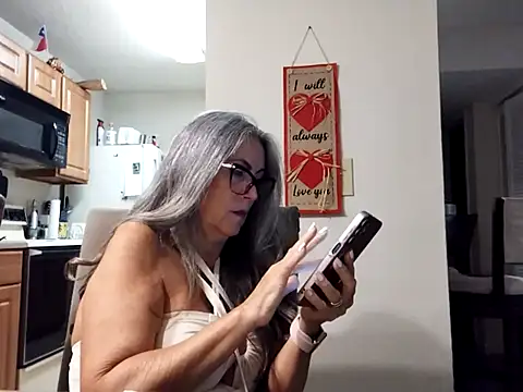 Snapshot of EvaRobinson chatting on February 28, 1:47 am EvaRobinson online show from February 28, 1:47 am