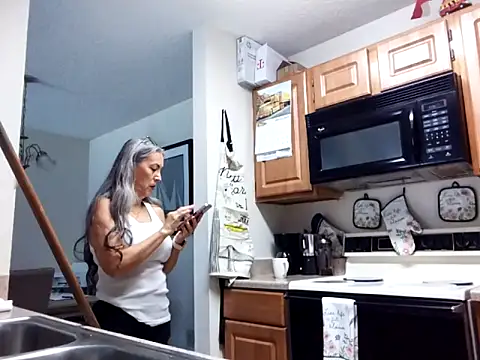 Snapshot of EvaRobinson chatting on March 6, 8:05 pm EvaRobinson online show from March 6, 8:05 pm