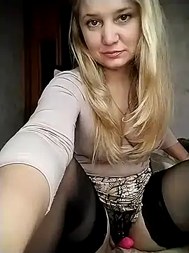 ImyoursLilu32 online show from December 23, 8:25 pm