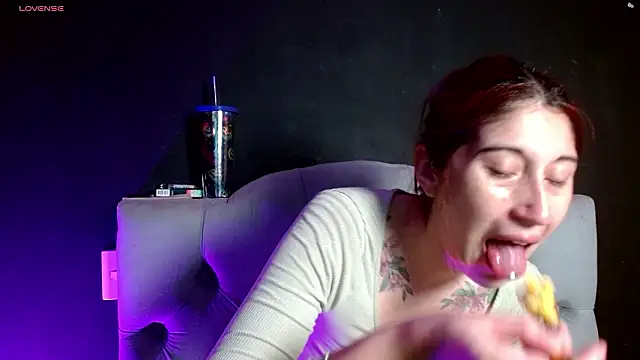 Snapshot of Red-moon1 chatting on February 16, 4:41 am Red-moon1 online show from February 16, 4:41 am