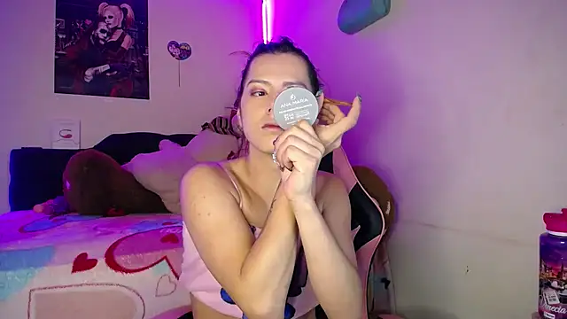 Snapshot of yuliana_19 chatting on December 17, 12:11 pm yuliana 19 online show from December 17, 12:11 pm