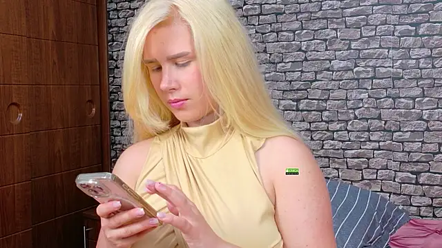 Snapshot of CuteBlondeMe chatting on July 14, 4:02 pm CuteBlondeMe online show from July 14, 4:02 pm