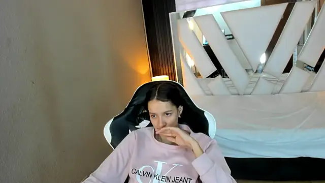 Snapshot of Linda4Petite chatting on April 26, 1:42 pm Linda4Petite online show from April 26, 1:42 pm