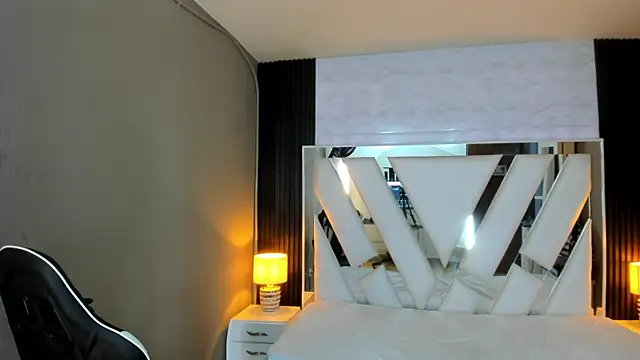 Snapshot of Linda4Petite chatting on May 11, 6:49 pm Linda4Petite online show from May 11, 6:49 pm