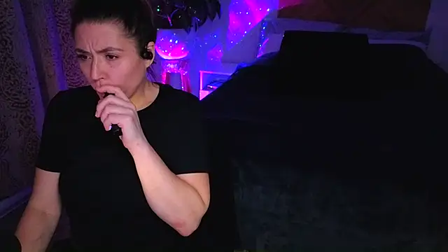 Ellie-L-Elizabeth online show from January 6, 4:05 am