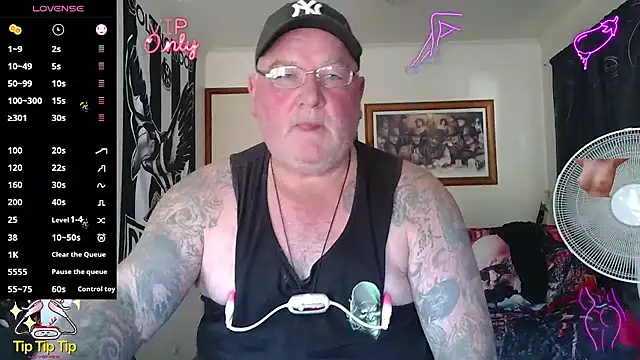 Snapshot of HOTANAL chatting on April 19, 3:28 am HOTANAL online show from April 19, 3:28 am