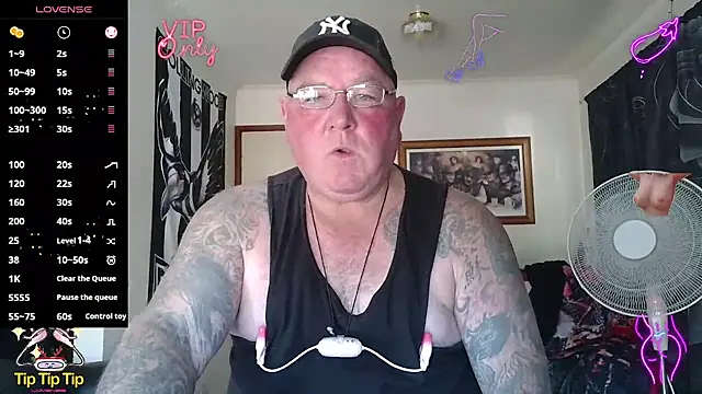 Snapshot of HOTANAL chatting on April 20, 1:52 am HOTANAL online show from April 20, 1:52 am