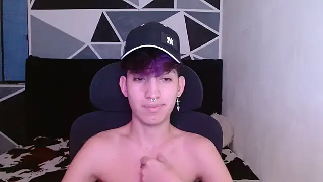 Snapshot of littlextreme chatting on December 15, 5:45 am littlextreme online show from December 15, 5:45 am