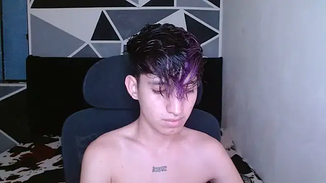 Snapshot of littlextreme chatting on December 18, 2:21 am littlextreme online show from December 18, 2:21 am