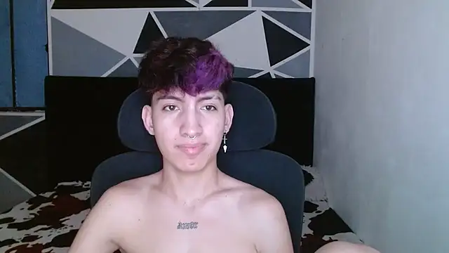 Snapshot of littlextreme chatting on December 19, 12:02 am littlextreme online show from December 19, 12:02 am