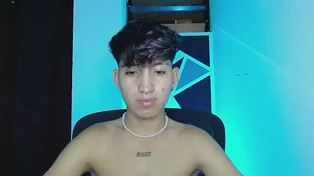 Snapshot of littlextreme chatting on March 6, 3:02 am littlextreme online show from March 6, 3:02 am