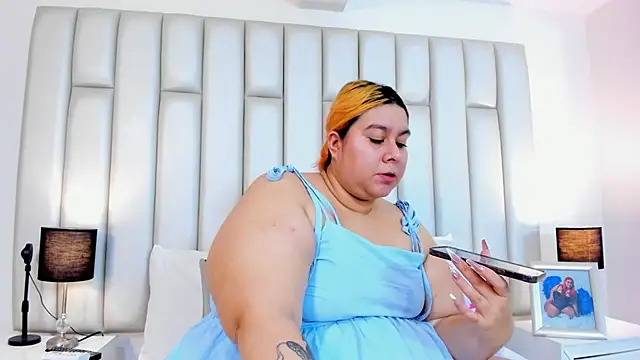 aandreaperez online show from February 12, 11:40 am