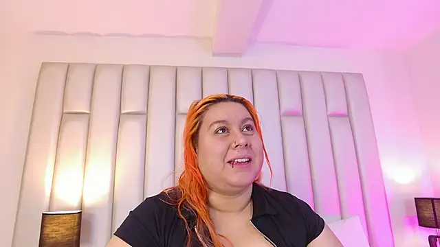 aandreaperez online show from December 3, 11:30 am