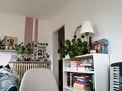 Snapshot of Simon-tem chatting on February 27, 1:22 pm Simon-tem online show from February 27, 1:22 pm