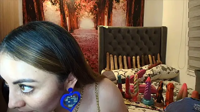 Snapshot of sofia23dirty chatting on February 12, 10:49 pm sofia23dirty online show from February 12, 10:49 pm