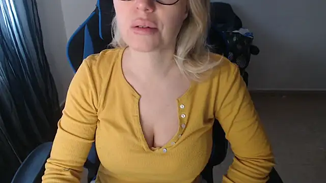 LARACRUZ30 online show from April 12, 6:18 am