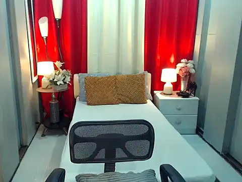 Snapshot of BedtimeMistress chatting on October 6, 8:12 am BedtimeMistress online show from October 6, 8:12 am